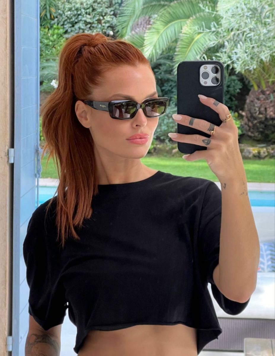 Ginger-spice-μακριά-μαλλιά-πιασμένα-αλογοουρά-