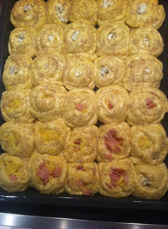 Αφράτα γεμιστά ψωμάκια για το σχολείο