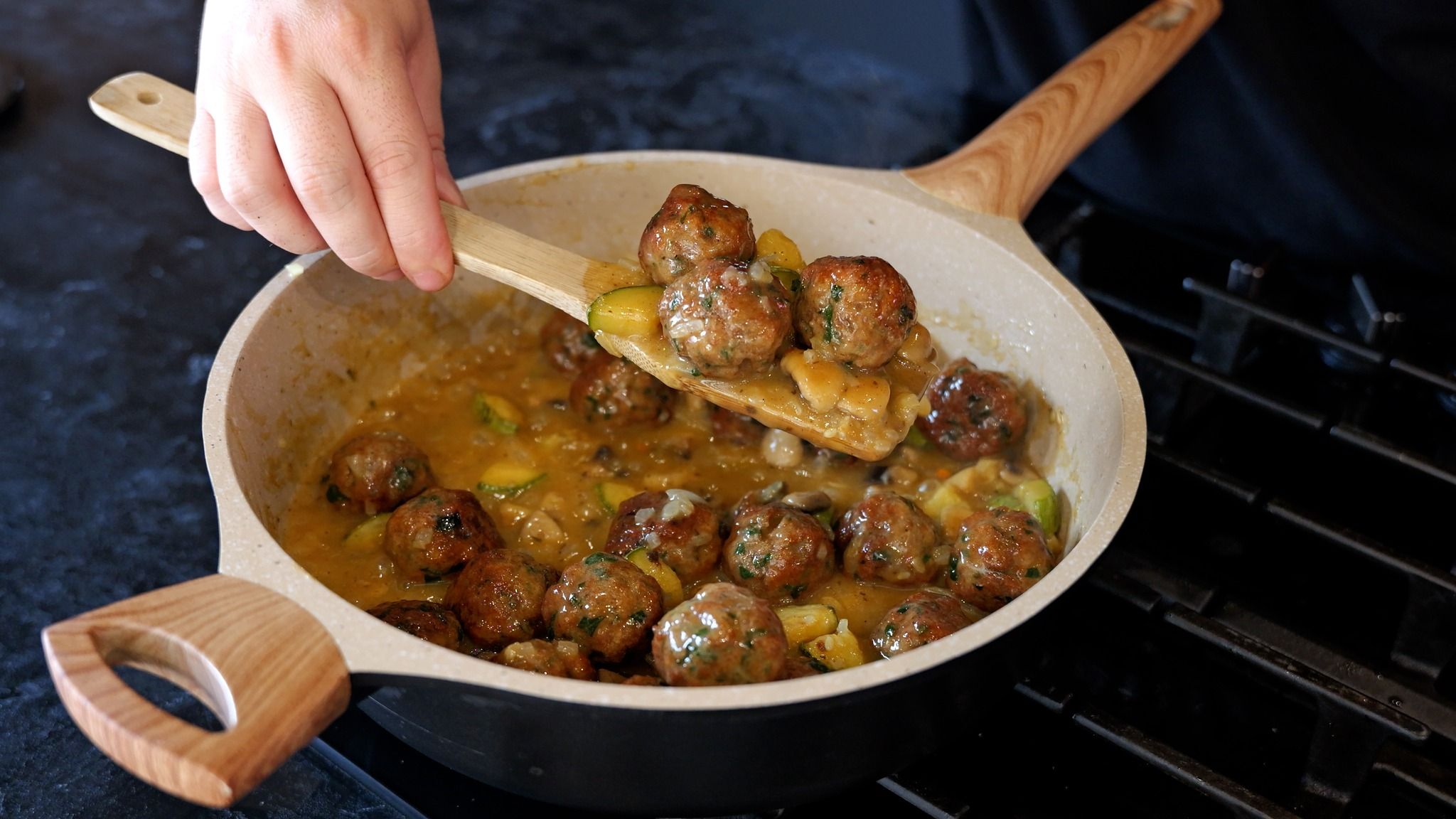 Αφράτα κεφτεδάκια με λεμονάτη σάλτσα