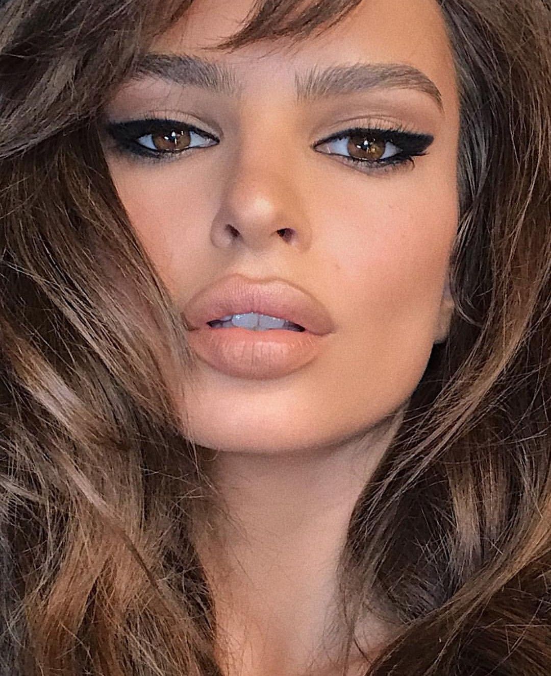 μαύρο-eye liner-με-nude-κραγιόν- μαύρο-eye liner-με-nude-κραγιόν-