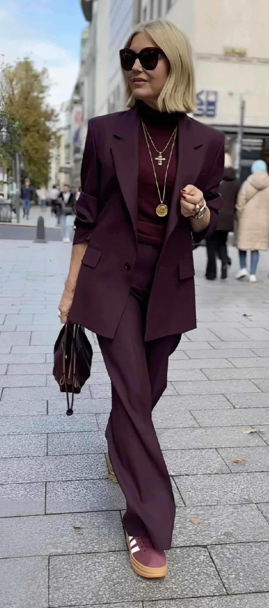 βουργουνδί-κοστούμι-με-αξεσουάρ- βουργουνδί-κοστούμι-με-αξεσουάρ-