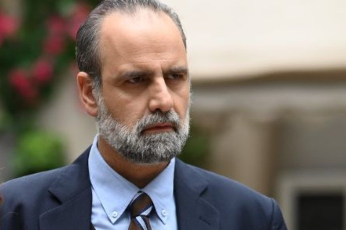 Άγιος Έρωτας : Ο Παύλος επιτίθεται στη γυναίκα του ενωμοτάρχη για να του κλείσει το στόμα