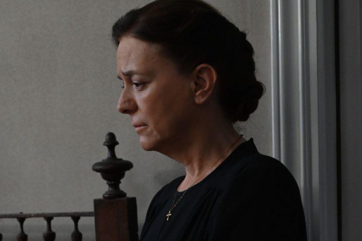 Άγιος Έρωτας: Της δίνει το δαχτυλίδι της νεκρής της κόρης