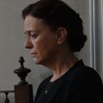 Άγιος Έρωτας: Της δίνει το δαχτυλίδι της νεκρής της κόρης