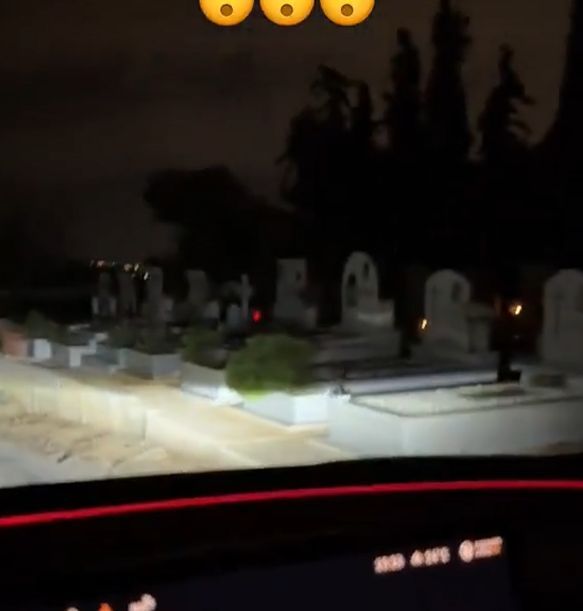 Ανατριχίλα: Κάμερα Tesla καταγράφει ψυχές έξω από νεκροταφείο - Βίντεο