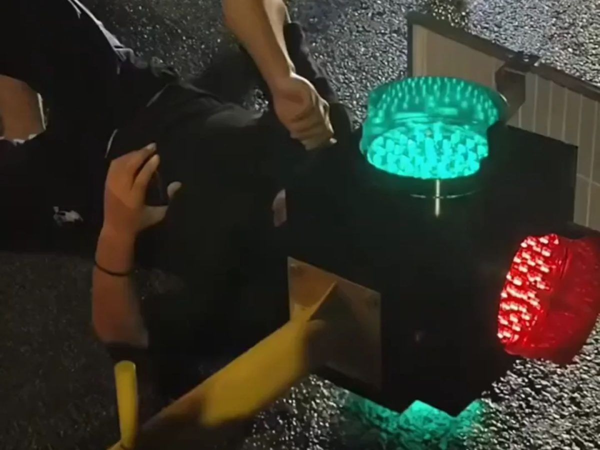 Άνδρας τράκαρε με το πατίνι του και σφήνωσε το κεφάλι του μέσα σε φανάρι (Βίντεο)