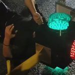 Άνδρας τράκαρε με το πατίνι του και σφήνωσε το κεφάλι του μέσα σε φανάρι (Βίντεο)