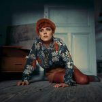 θλιμμένη-γυναίκα-στο-πάτωμα-