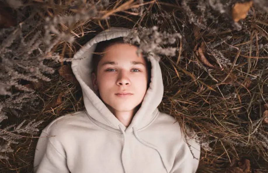 θλιμμένος-έφηβος- θλιμμένος-έφηβος-