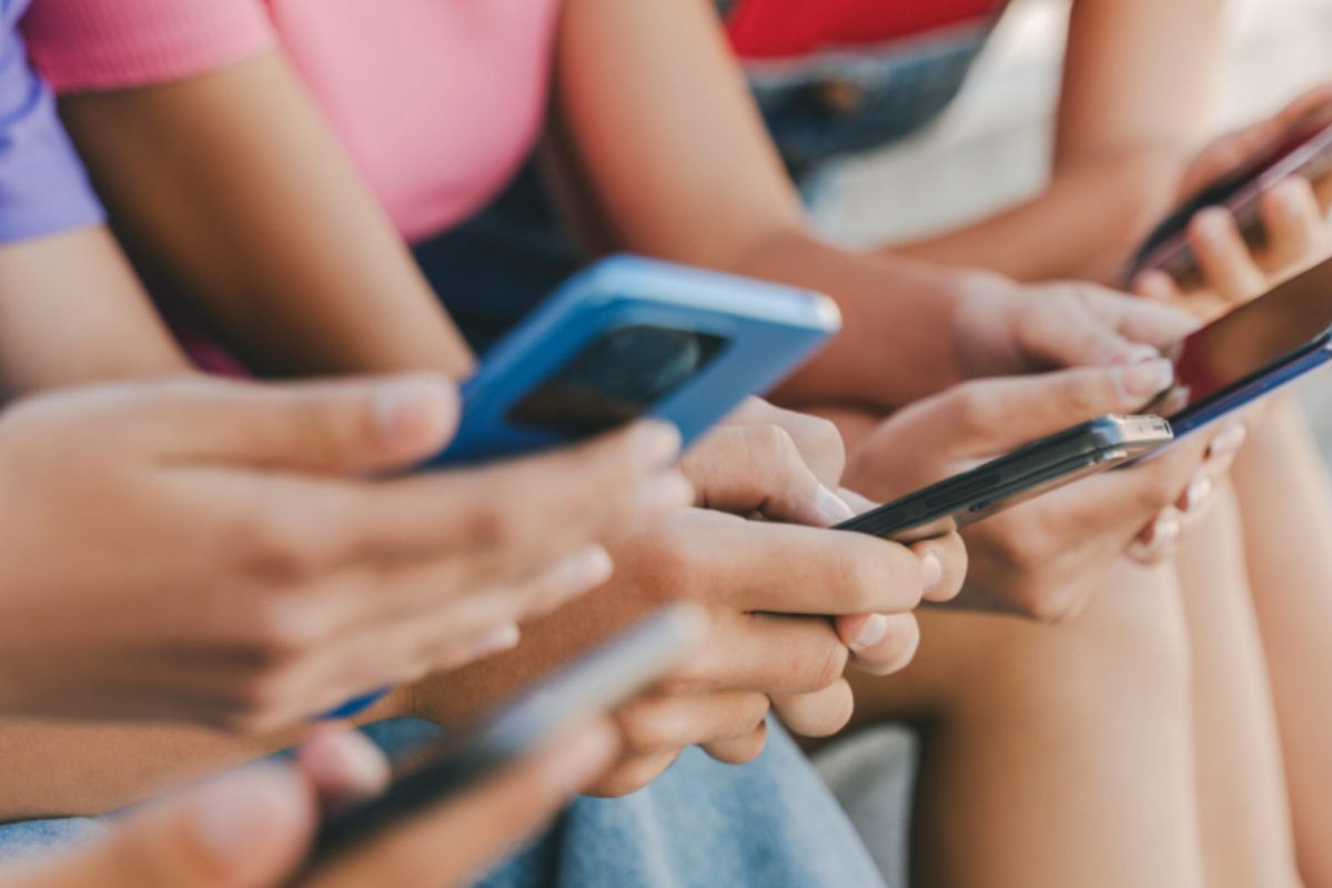 Απαγόρευση social media για ανήλικους από τον Οκτώβριο- Αυτόματη διακοπή πρόσβασης