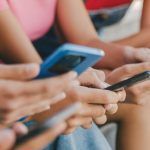 Απαγόρευση social media για ανήλικους από τον Οκτώβριο- Αυτόματη διακοπή πρόσβασης