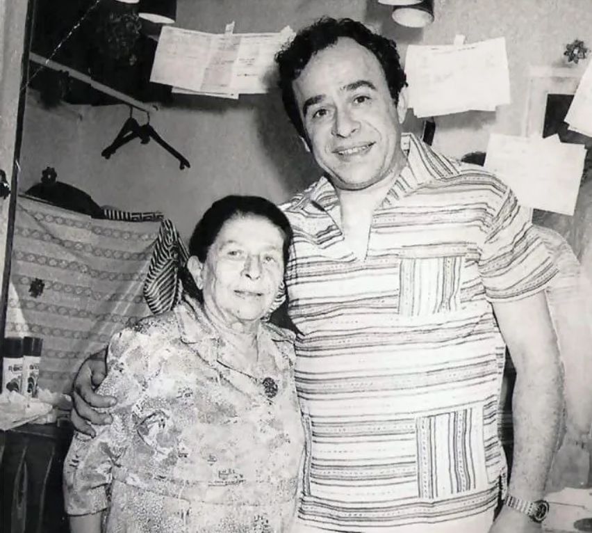 Χρόνης Εξαρχάκος-με-την-μήτερα-του Χρόνης Εξαρχάκος-με-την-μήτερα-του