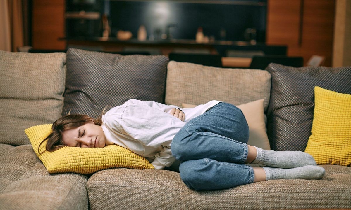 γυναίκα-πονάει-έντονα-στη-κοιλιά-