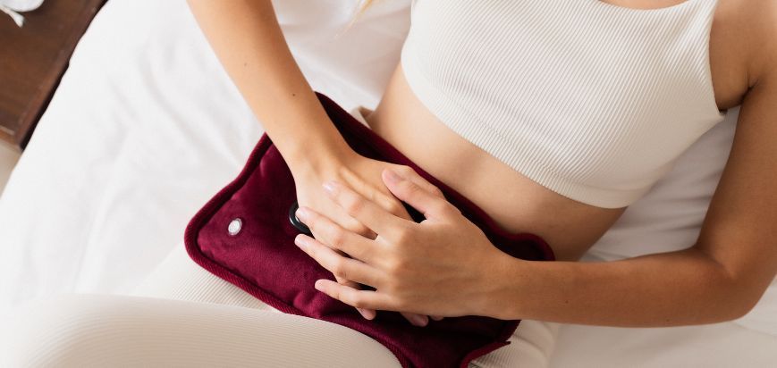 γυναίκα-πονάει-έντονα-στη-κοιλιά-