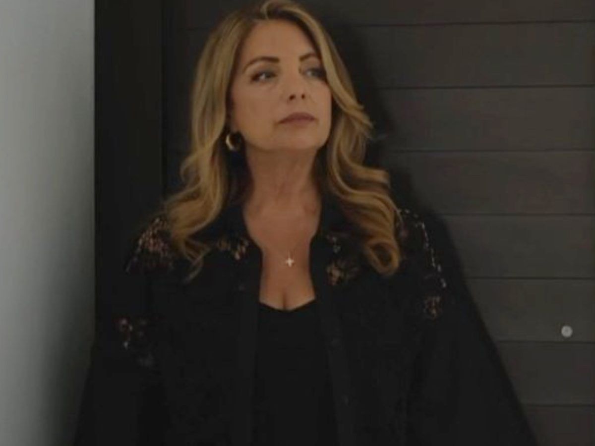 Η Γη της Ελιάς: Η Αθηνά πιάνει τον Τζον και την Ιουλία στο κρεβάτι της