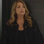 Η Γη της Ελιάς: Η Αθηνά πιάνει τον Τζον και την Ιουλία στο κρεβάτι της