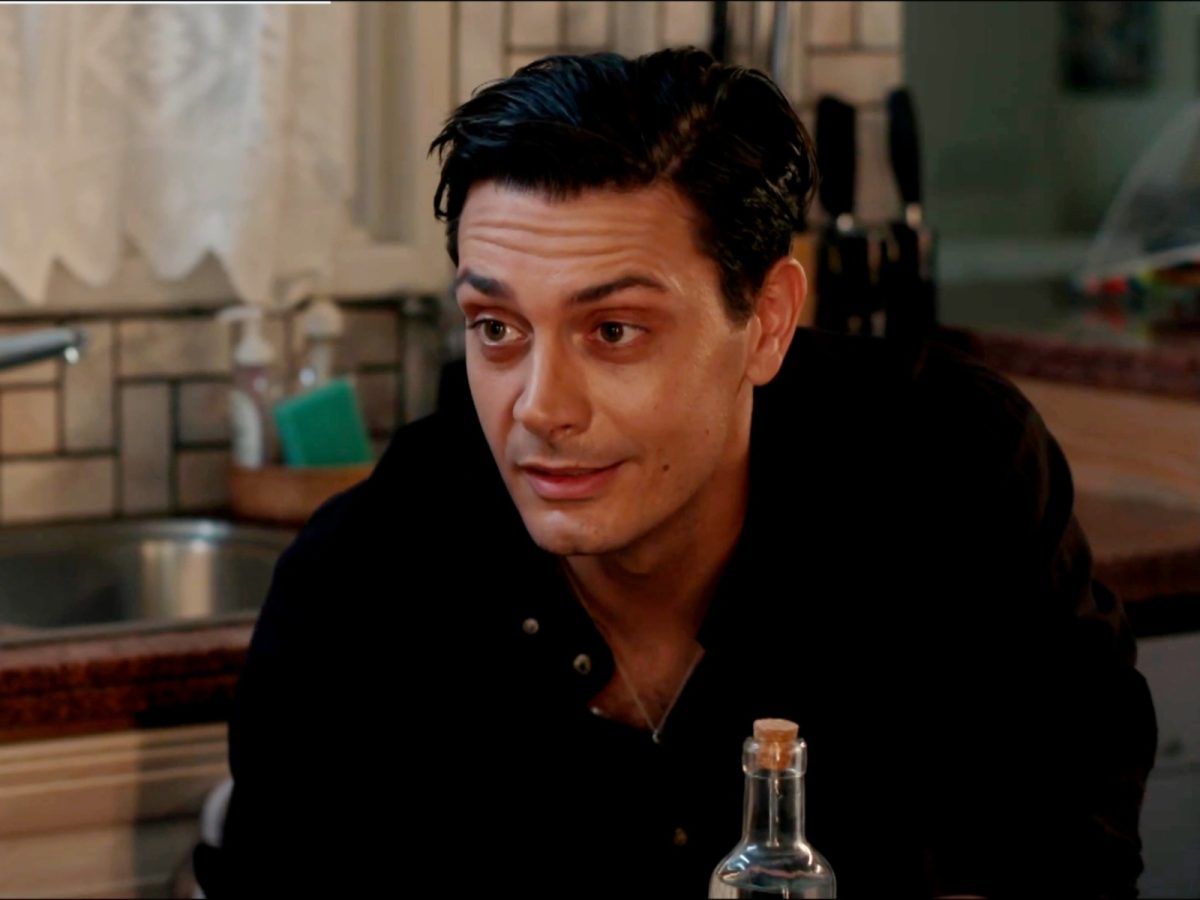 Η Γη της Ελιάς: Σε μία αποθήκη βρίσκει ίχνη παλιάς γέννας και όλα ανατρέπονται