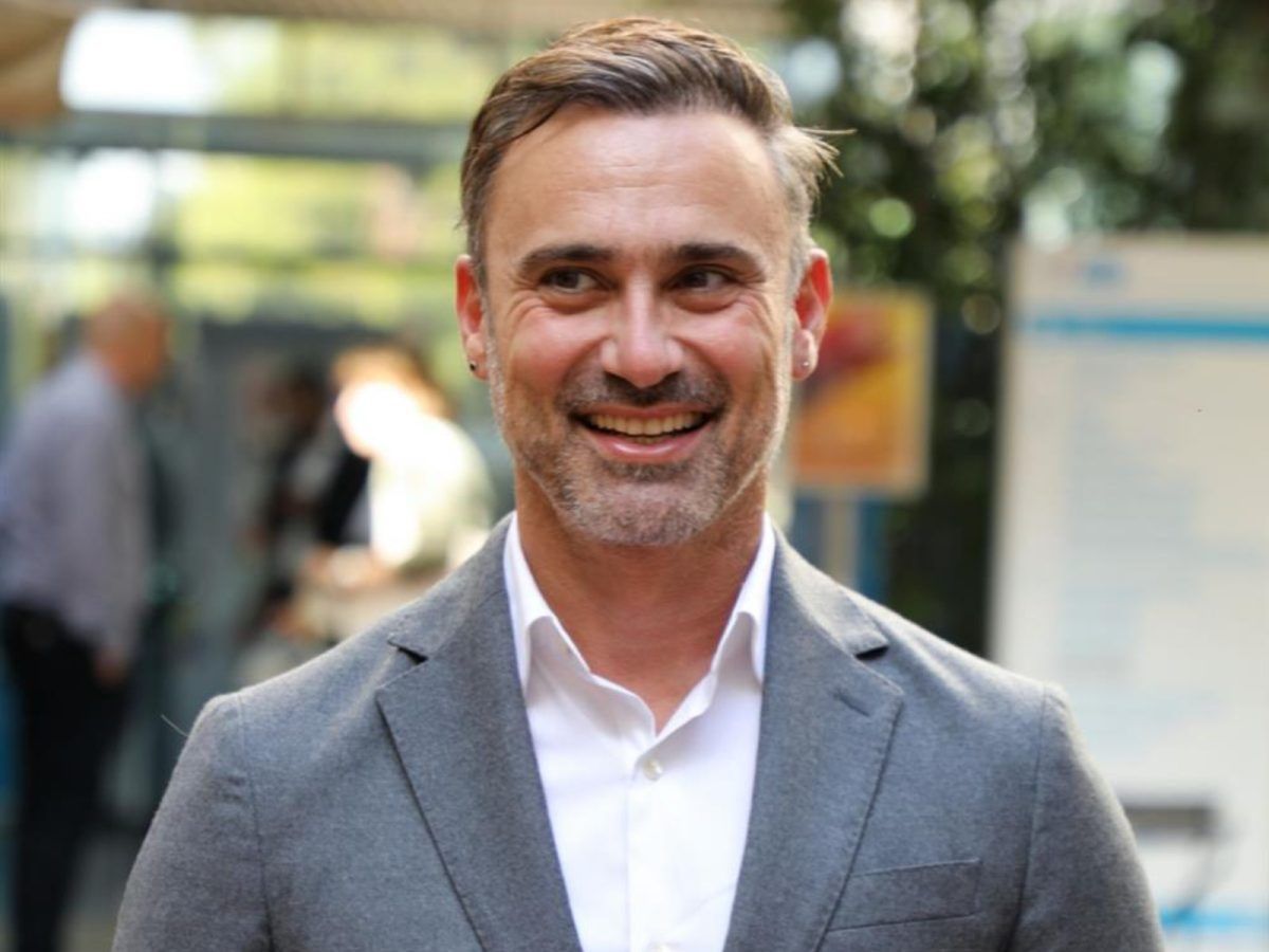 Γιώργος Καπουτζίδης: Η τρυφερή αφιέρωση επί σκηνής στον σύντροφο του που μας έκανε να λιώσουμε