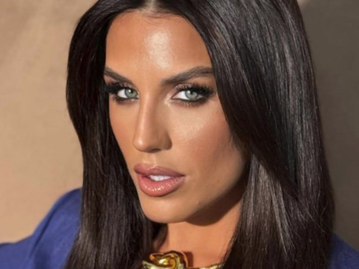 Ιουλία Καλλιμάνη: Τo viral βίντεο που της πετούν πανέρι στο πρόσωπο- Έξαλλη ξεσπάει φωνάζοντας «Δεν θες να μάθεις τι παθαίνω»