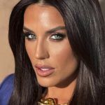 Ιουλία Καλλιμάνη: Τo viral βίντεο που της πετούν πανέρι στο πρόσωπο- Έξαλλη ξεσπάει φωνάζοντας «Δεν θες να μάθεις τι παθαίνω»