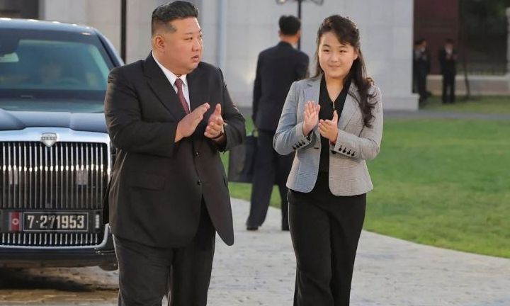 Κιμ-Γιονγκ-Ουν-και-η-κόρη-του- Κιμ-Γιονγκ-Ουν-και-η-κόρη-του-