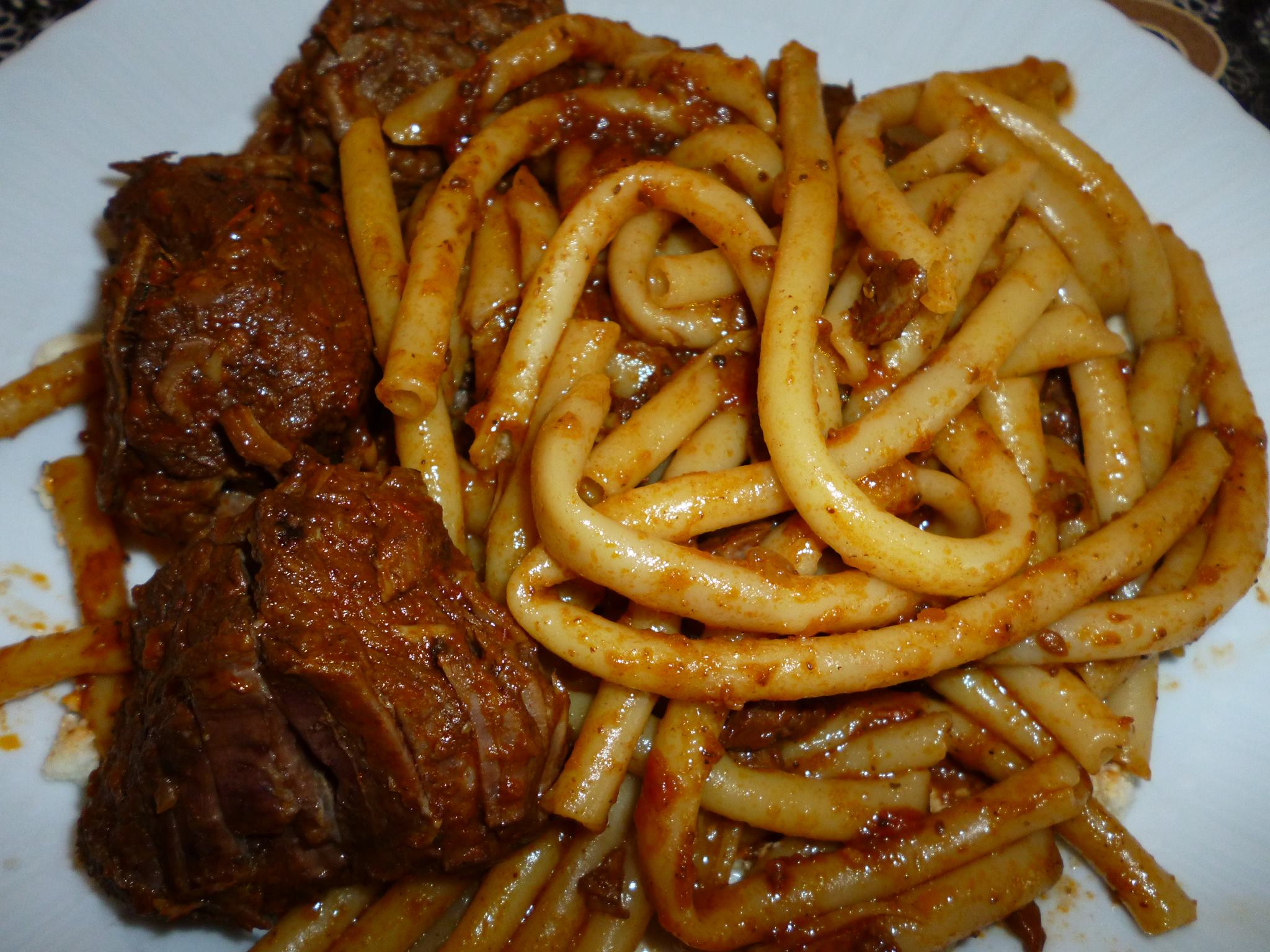 κοκκινιστό μοσχάρι-με-χοντρό-μακαρόνι-