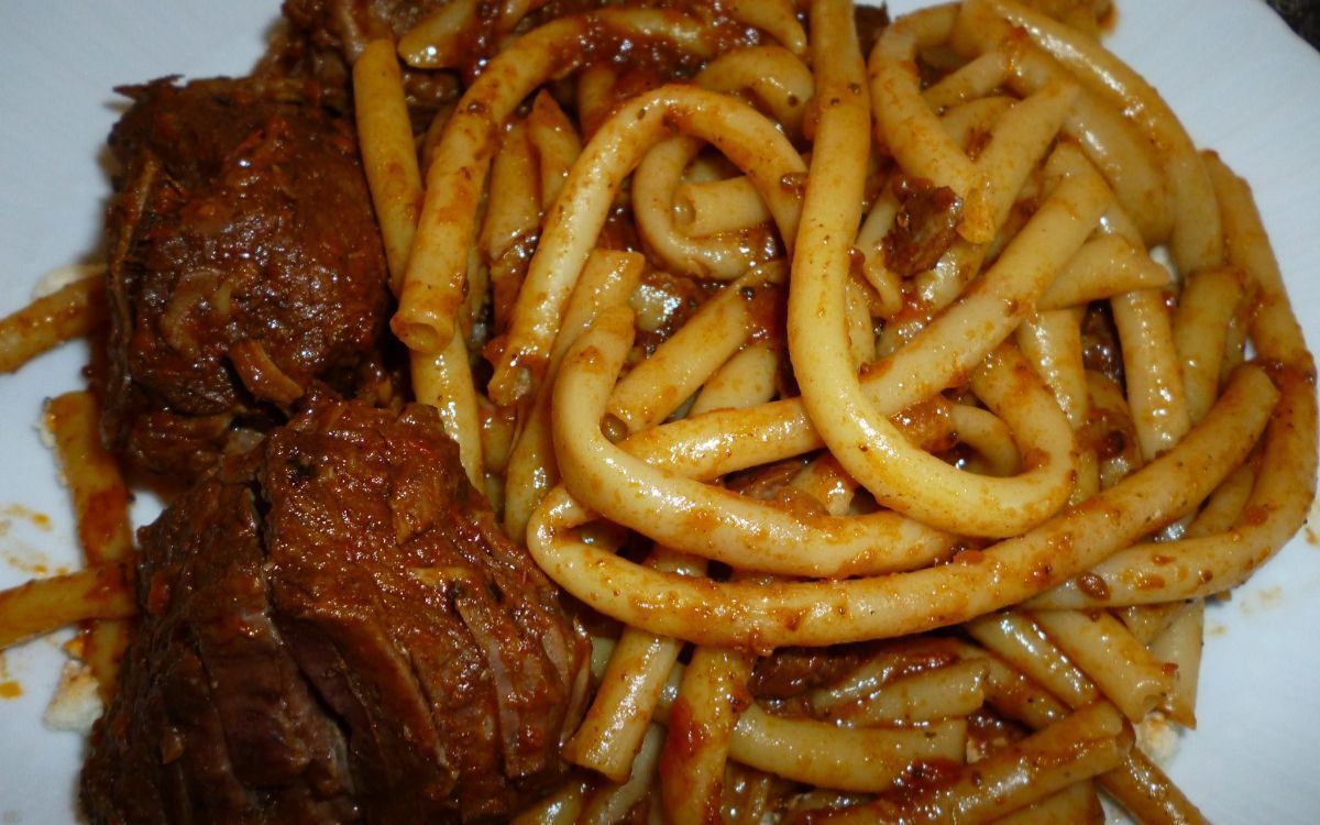 κοκκινιστό μοσχάρι-με-χοντρό-μακαρόνι-