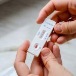 Κορονοϊός: Νέα μετάλλαξη ανησυχεί τους γιατρούς - Το «απρόσμενο» σύμπτωμα που προβληματίζει