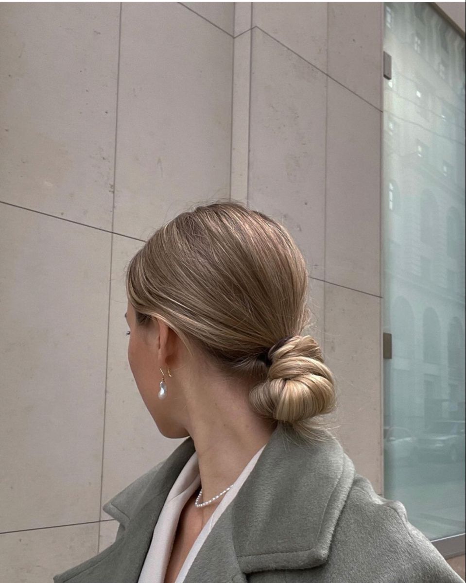 χαμηλός-κότσος-σε-ξανθά μαλλιά- χαμηλός-κότσος-σε-ξανθά μαλλιά-