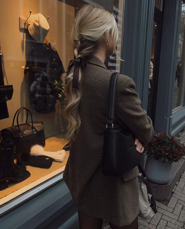 αλογοουρά-με-κορδέλα-στα-μαλλιά- αλογοουρά-με-κορδέλα-στα-μαλλιά-