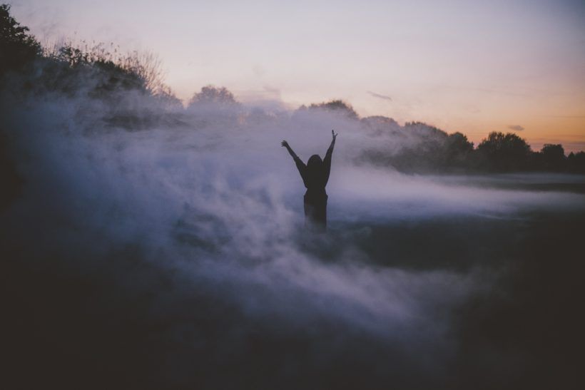 γυναίκα-με-ηλιοβασίλεμα- γυναίκα-με-ηλιοβασίλεμα-