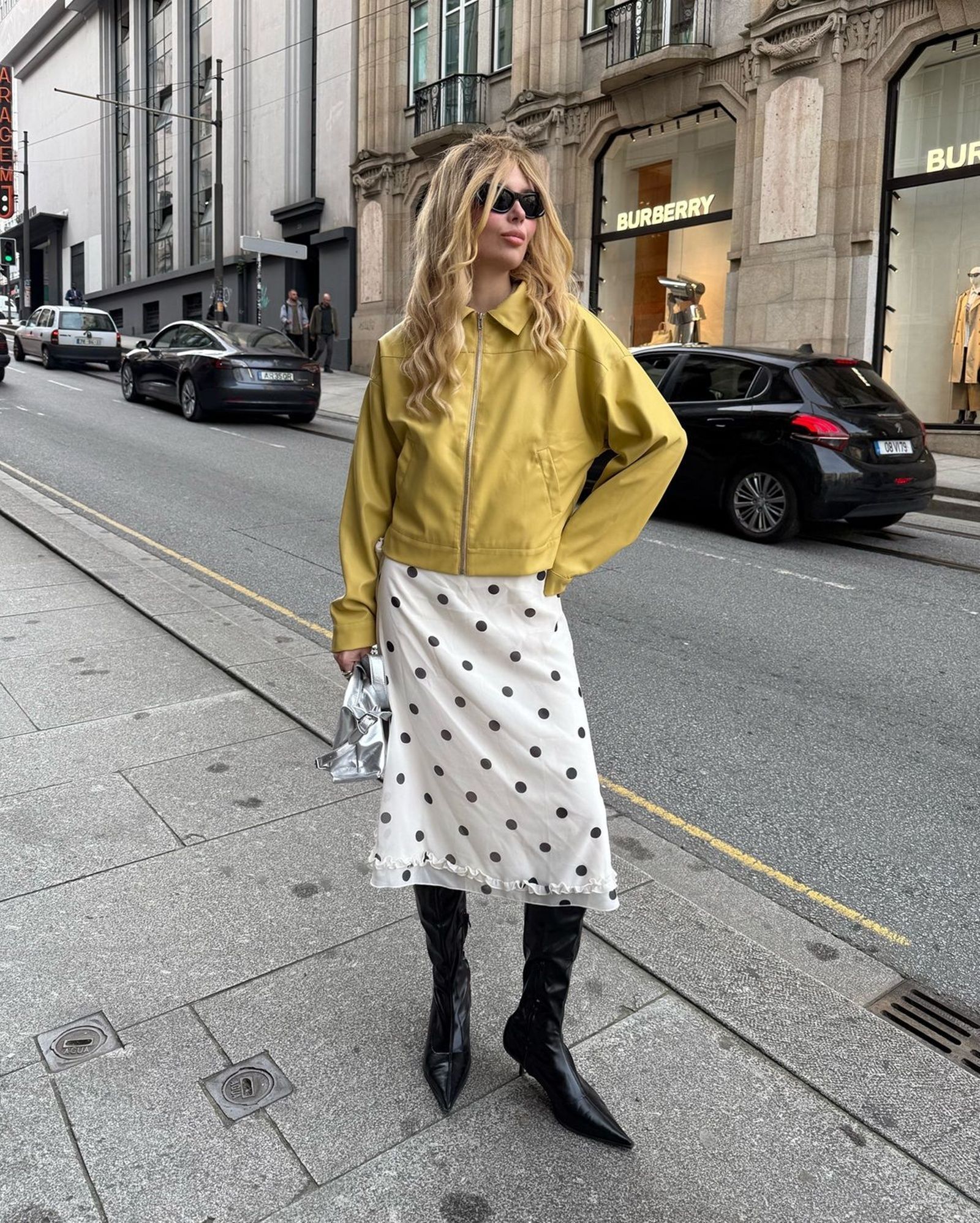 δερμάτινο-jacket-σε-butter yellow-με-πουά-φούστα-και-μπότες- δερμάτινο-jacket-σε-butter yellow-με-πουά-φούστα-και-μπότες-