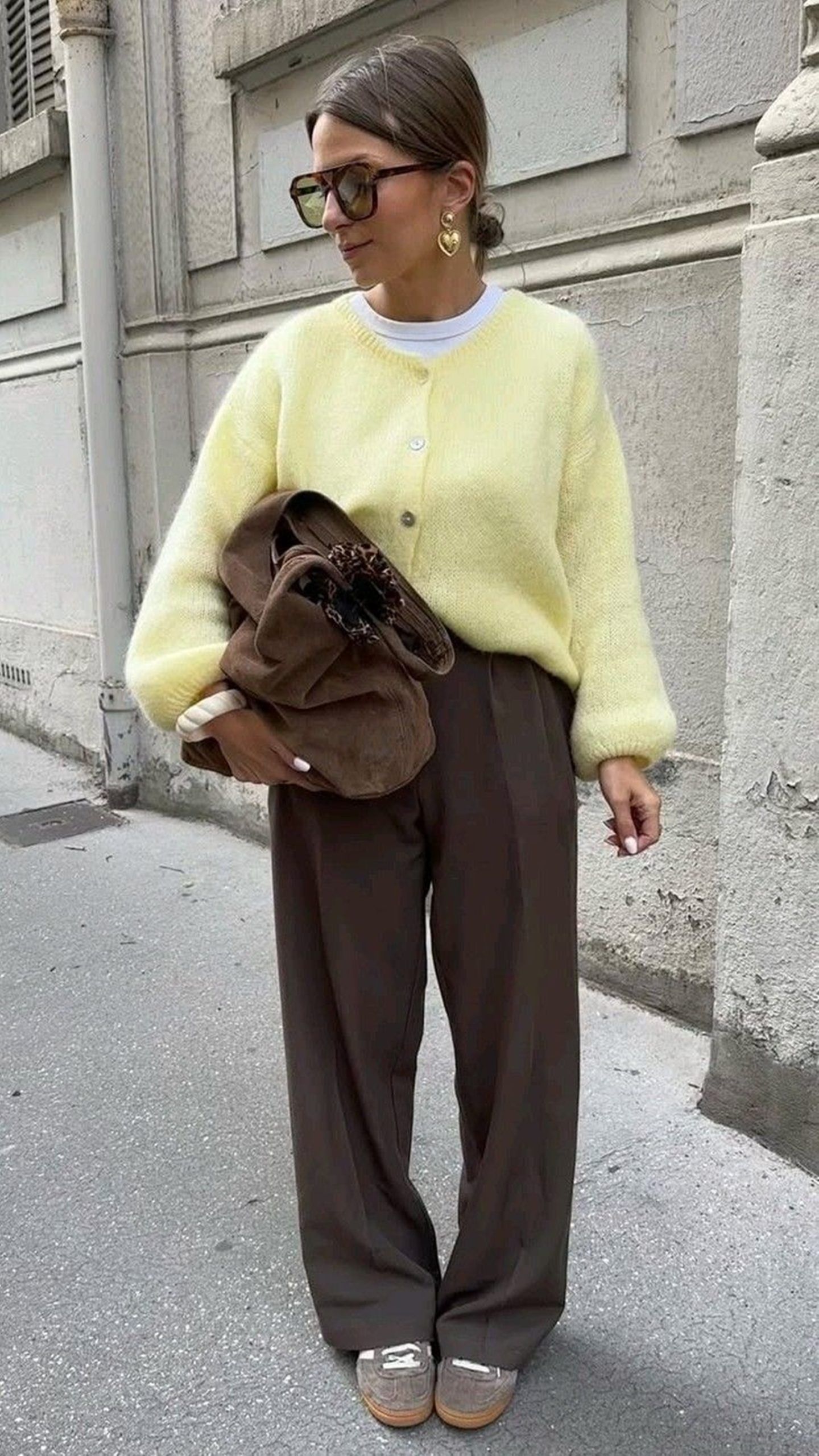 butter-yellow-πουλόβερ-με-καφέ-παντελόνι-ιδέες- butter-yellow-πουλόβερ-με-καφέ-παντελόνι-ιδέες-