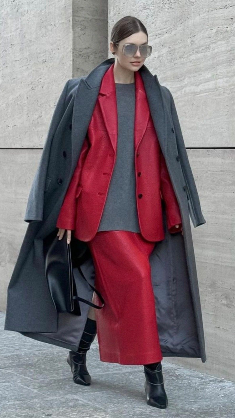 δερμάτινη-μάξι-φούστα-με-δερμάτινο-σακάκι-και-γκρι-καπαρντίνα- δερμάτινη-μάξι-φούστα-με-δερμάτινο-σακάκι-και-γκρι-καπαρντίνα-