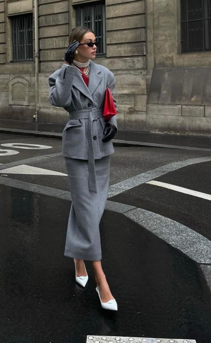 γκρι-ταγιέρ-με-κόκκινα-αξεσουάρ-και-λευκές γόβες- γκρι-ταγιέρ-με-κόκκινα-αξεσουάρ-και-λευκές γόβες-