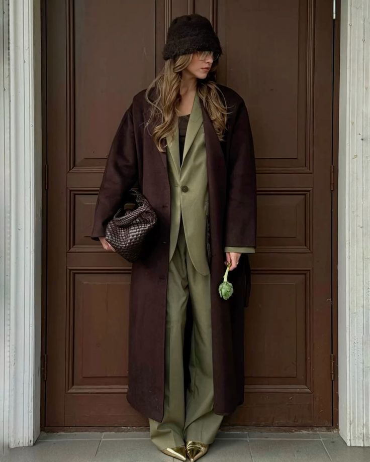 χακί-σύνολο-με-μπορντό-καπαρντίνα- χακί-σύνολο-με-μπορντό-καπαρντίνα-