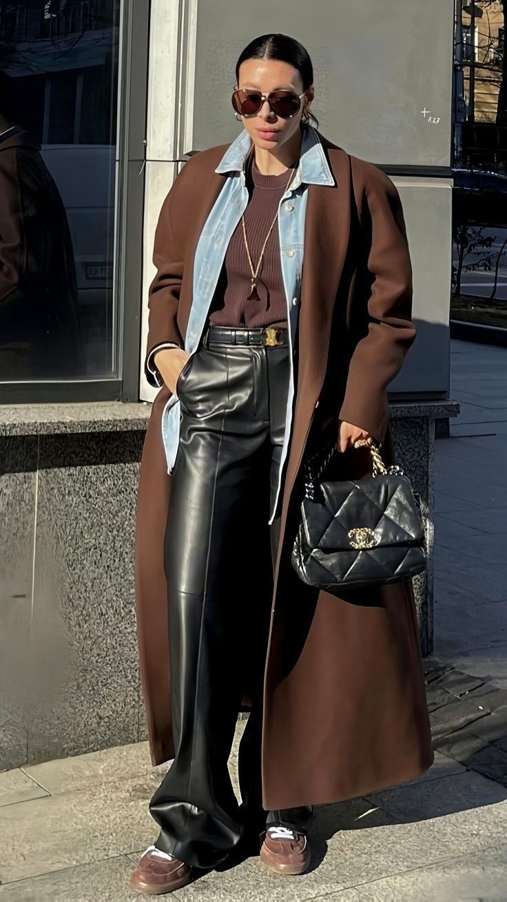 δερμάτινο-μαύρο-παντελόνι-με-καφέ-πουλόβερ-και-jean jacket- δερμάτινο-μαύρο-παντελόνι-με-καφέ-πουλόβερ-και-jean jacket-