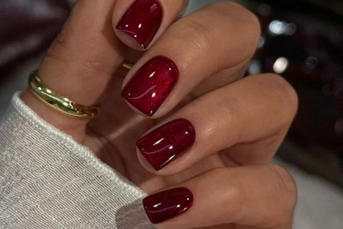 μπορντό-νύχια-με-λάμψη-