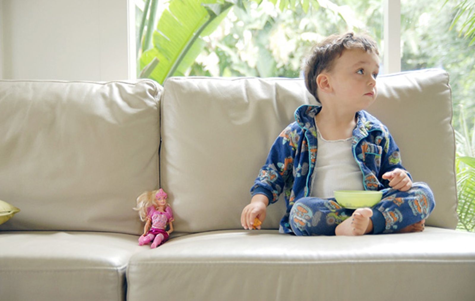 αγόρι-παίζει-με-κούκλα- αγόρι-παίζει-με-κούκλα-