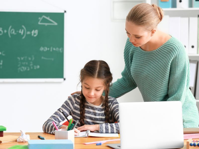 κοριτσάκι-με-δασκάλα-στο-σχολείο- κοριτσάκι-με-δασκάλα-στο-σχολείο-