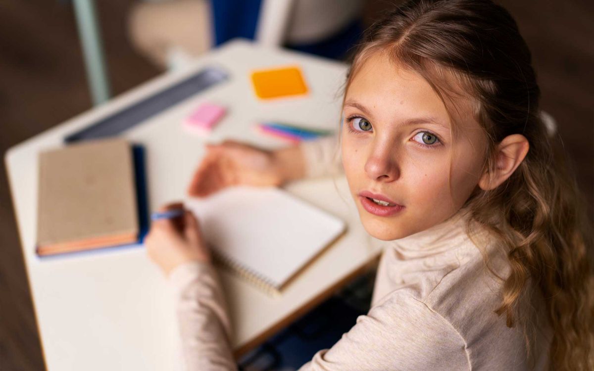 κοριτσάκι-στο-σχολείο-