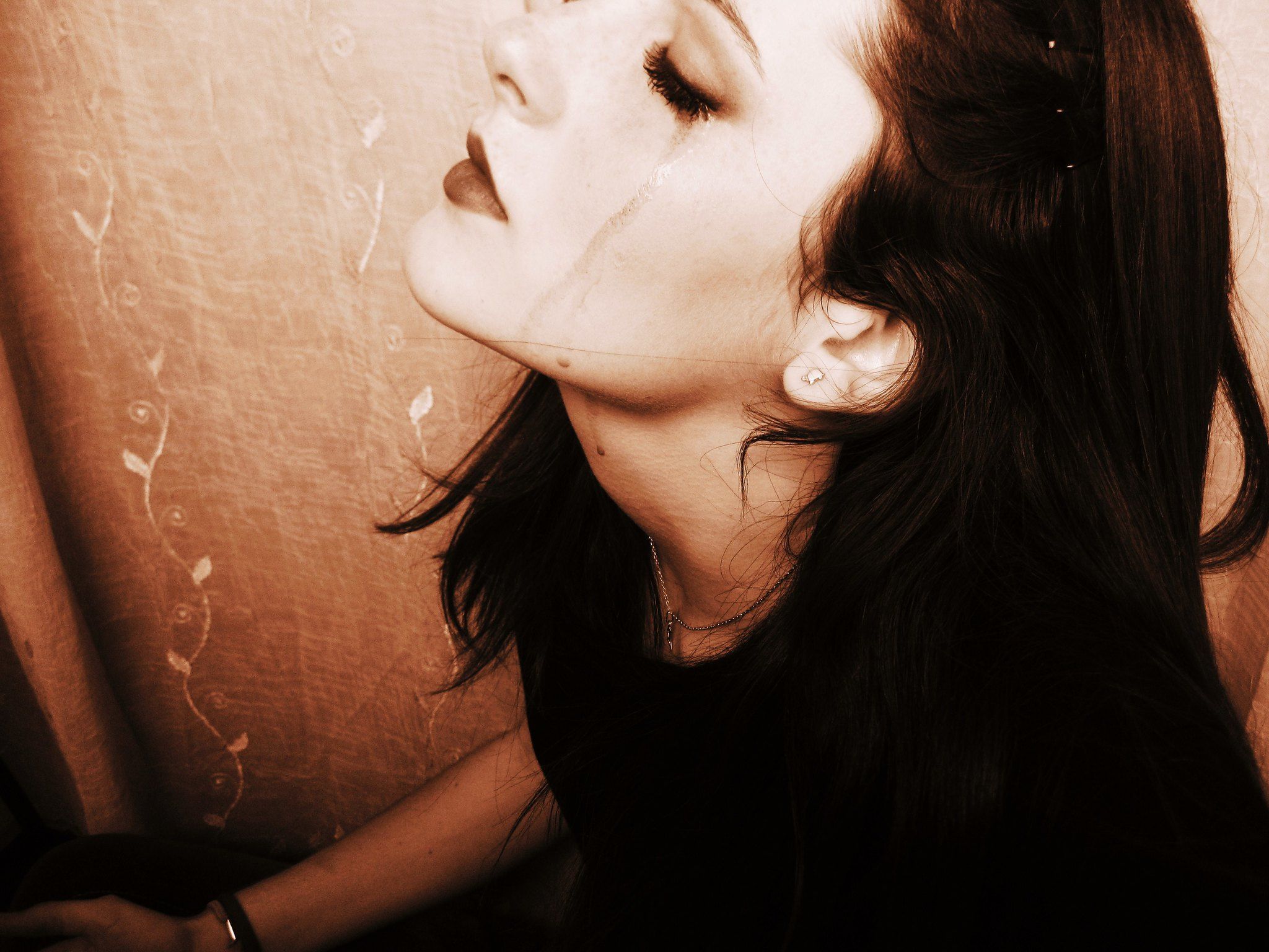 γυναίκα-κλαίει-καθιστή-