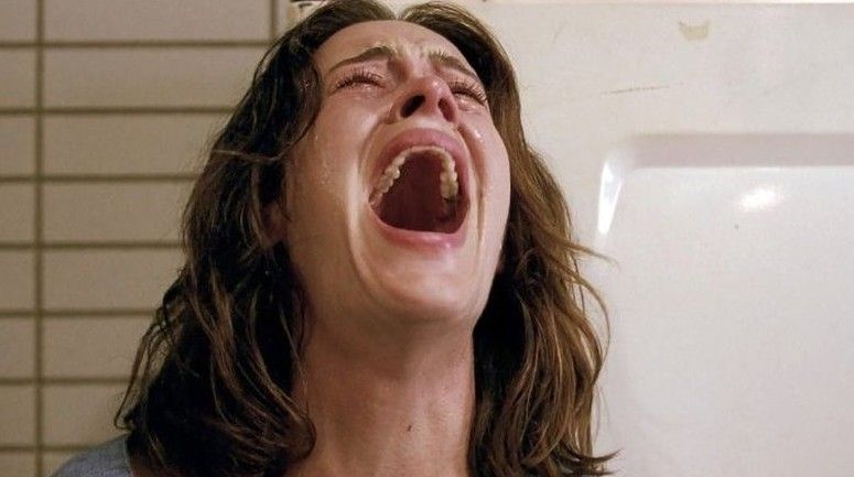 γυναίκα-κλαίει-