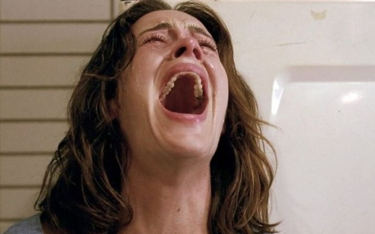 γυναίκα-κλαίει-