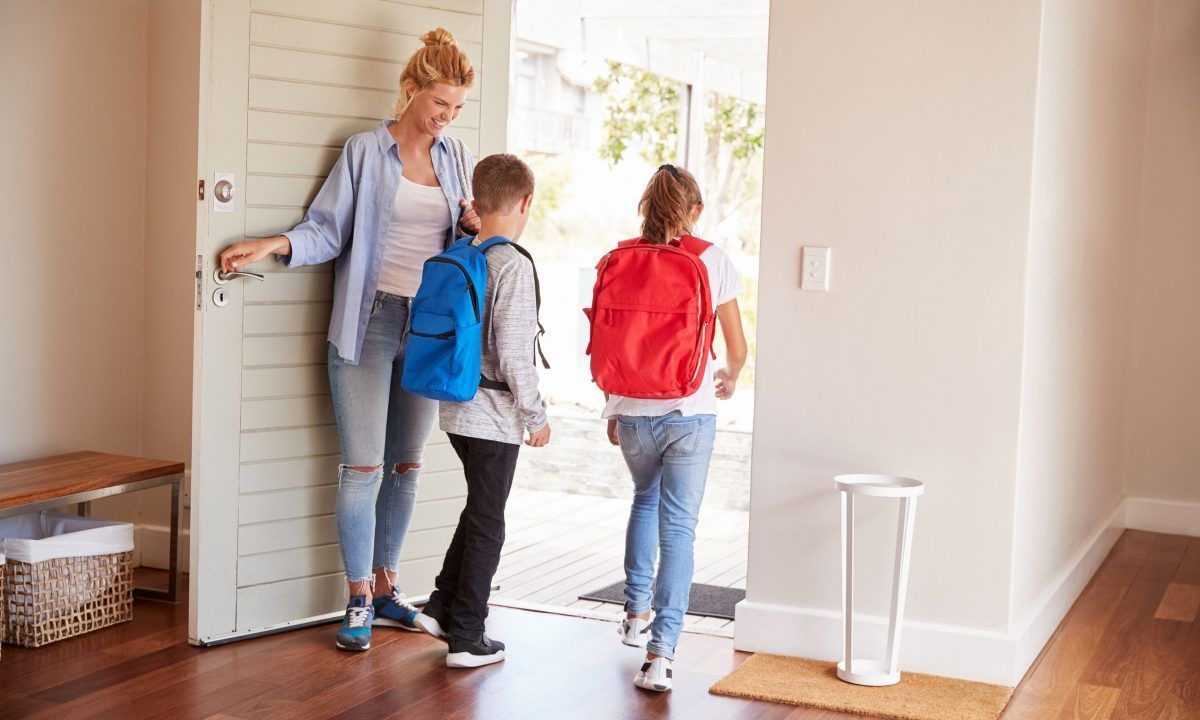 μαμά-και-παιδιά-πάνε-σχολείο-
