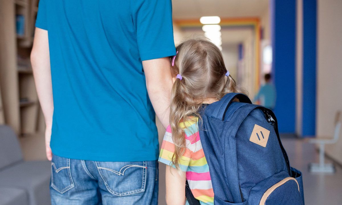 μπαμπάς-κόρη-στο-σχολείο-