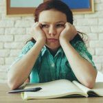 παιδί-θυμωμένο-διαβάζει-