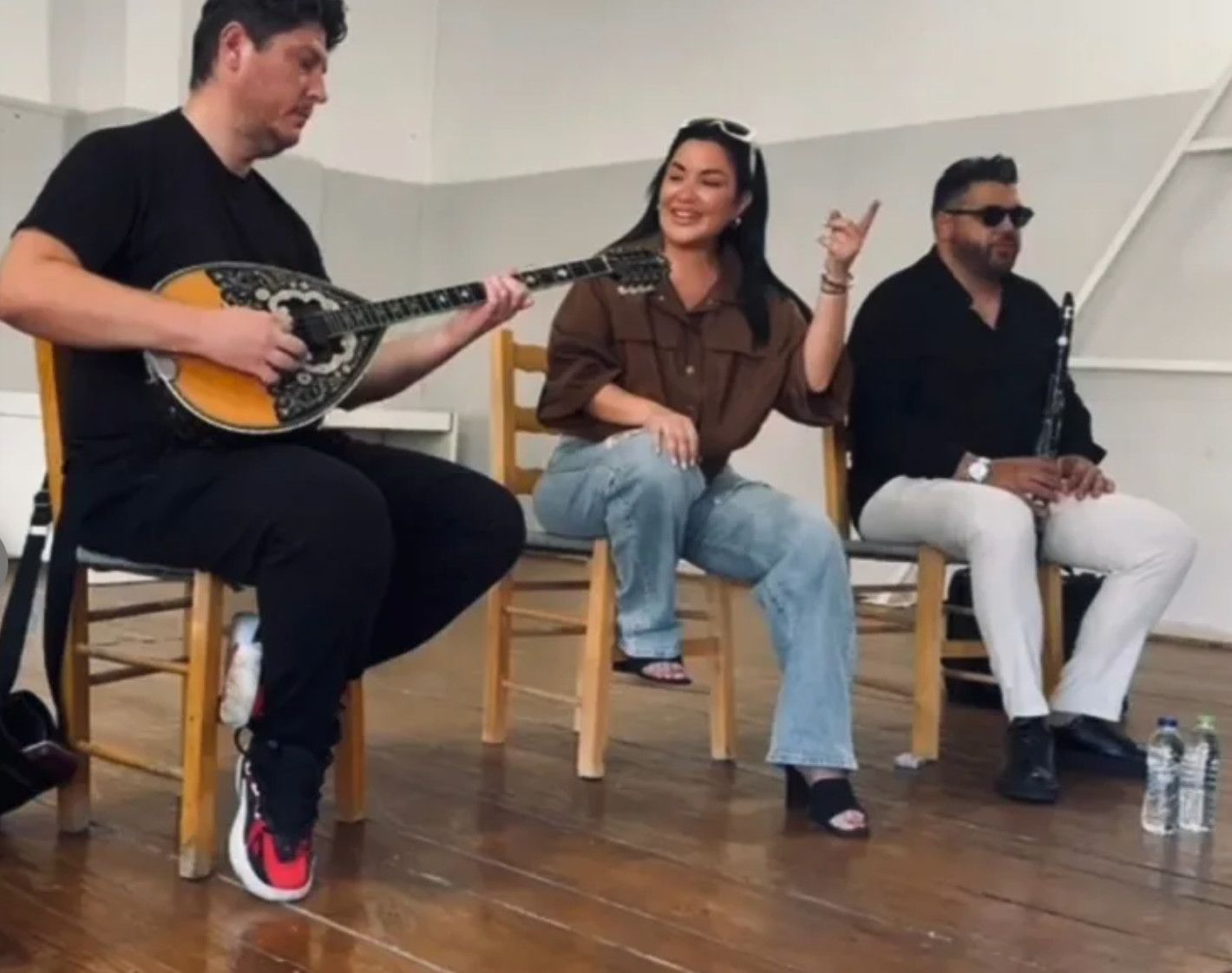 Μαριάννα-Παπαμακαρίου-τραγουδάει-στις-φυλακές-