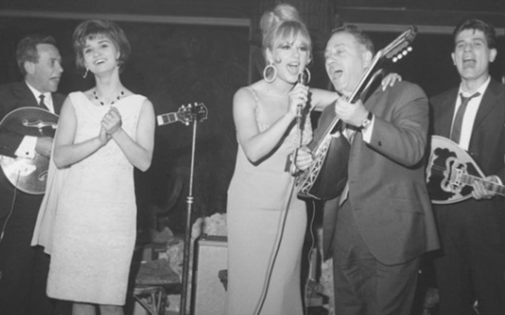 Η Πασίγνωστη τραγουδίστρια που πέθανε στα 49 της και είχε ένα τέλος που δεν αξίζει σε κανέναν άνθρωπο