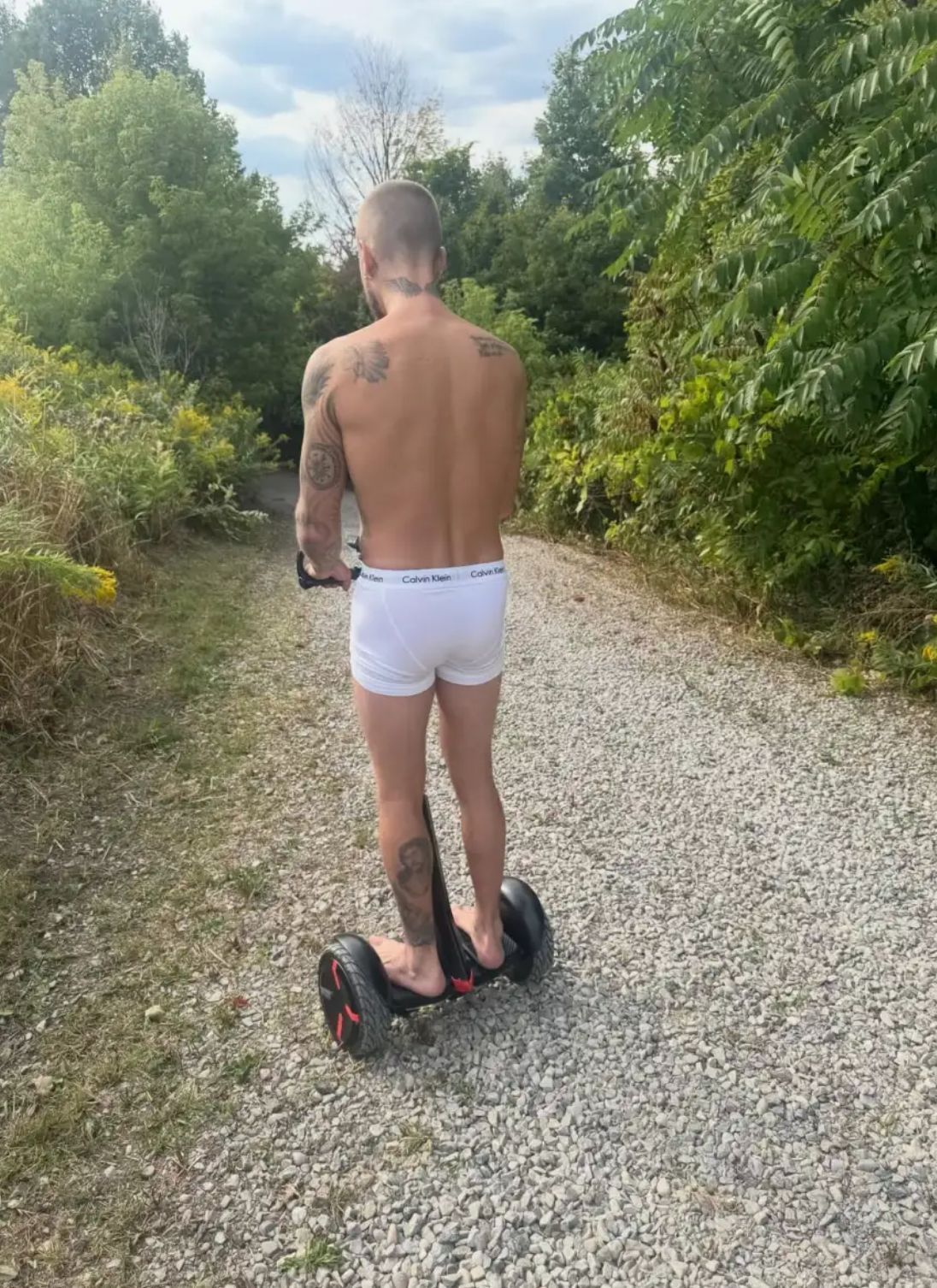 Πασίγνωστος τραγουδιστής βγήκε στον δρόμο κι έκανε βόλτες μόνο με τα εσώρουχα του (Φωτογραφία)
